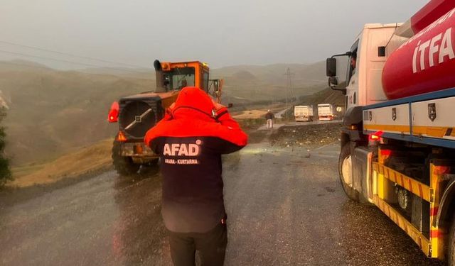 Ağrı-Kağızman kara yolu heyelan nedeniyle ulaşıma kapandı