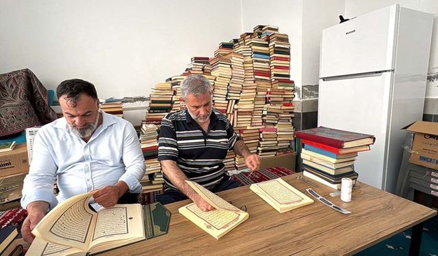 Şehit oğlunun hayrına, yıpranan Kur'an-ı Kerimleri onarıyor