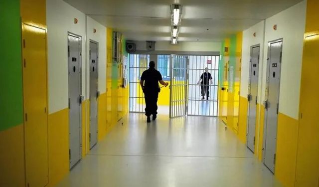 Tahliye olan koğuş arkadaşının valizine saklanıp firar etti