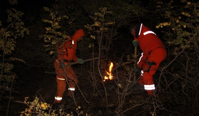 Hakkari'de gece çıkan yangın korkuttu