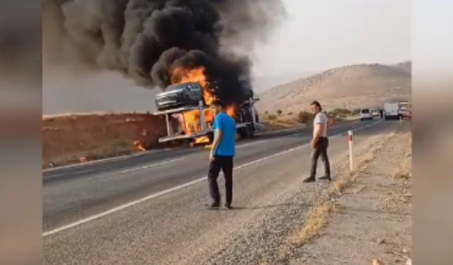 TIR'ın dorsesinde yüklü 5 lüks araç yandı