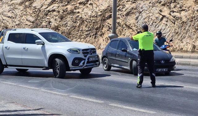 İbrahim Tatlıses'in kızı Dilan Çıtak aracını polisin üzerine sürdü