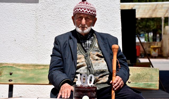 100'üncü yaş gününü torununun torunu ile kutladı