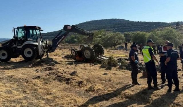 Devrilen traktörün altında kalan çift öldü