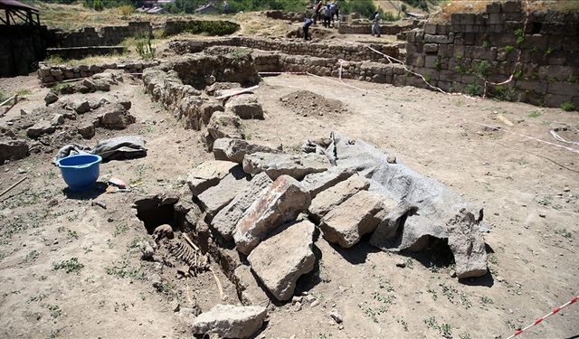 Bitlis Kalesi'nde Şiilerce kullanılan, üzerinde dua yazılı secde taşı bulundu