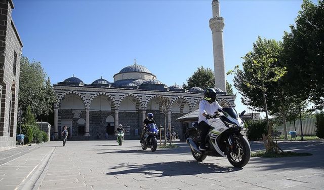Diyarbakır'ın sıra dışı imamı,  yarış motosikletiyle ilgi odağı oldu