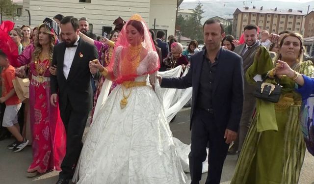 Hakkari'de Ak Partili başkana görkemli düğün