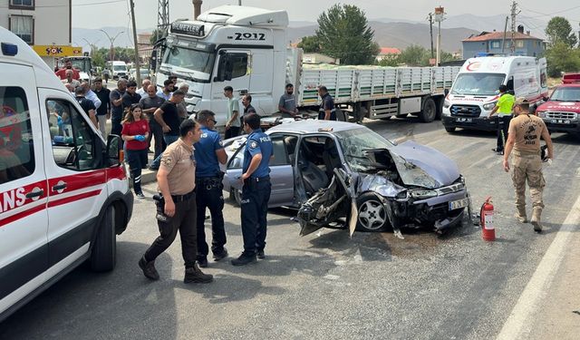 Hakkari-Van kara yolunda TIR ile otomobil çarpıştı: 4 yaralı