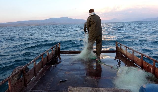 Van Gölü'nde av sezonu başladı, ağlar göle bırakıldı