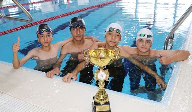 Vanlı öğrenciler, triatlonda yıldız erkeklerde Türkiye şampiyonu oldu