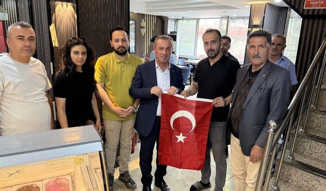 Hakkari’de Ay yıldızlı bayraklar asılmaya başlandı