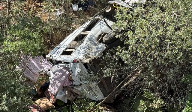 İşçileri taşıyan minibüs uçuruma yuvarlandı: 3 kişi ölü