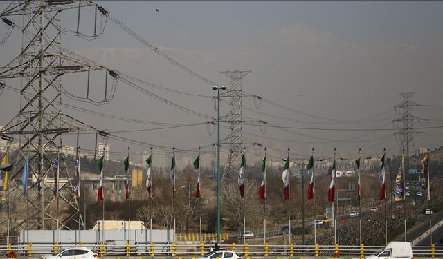 Tahran'da 100 kamu kurumunun elektriği kesildi