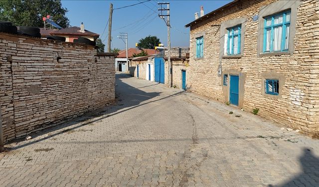 Taş ustaları ilçelerinin simgesi için çalışıyor