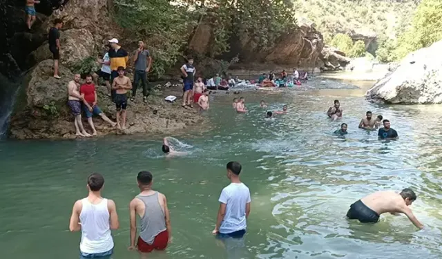 Sıcak havadan bunalanlar Zore Vadisi’nde serinliyor