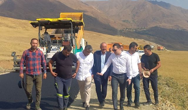 Hakkari'de köy yolu BSK asfaltla yenileniyor