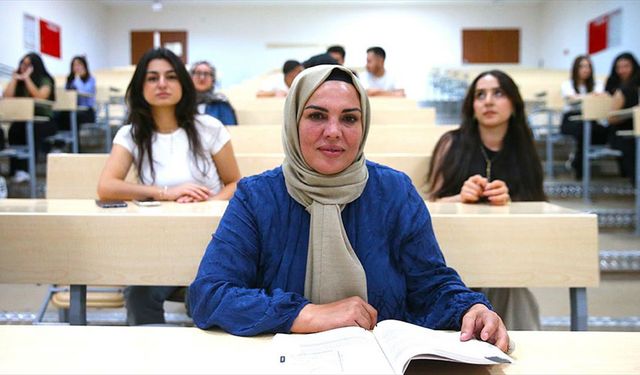 Ailesinin desteği ile 44 yaşında üniversiteli oldu