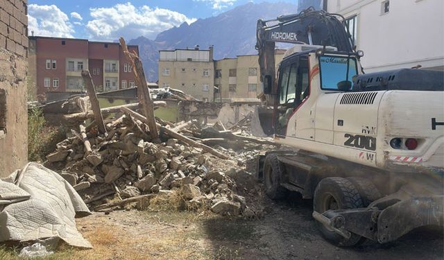 Hakkari Belediyesi metruk binaları yıkıyor