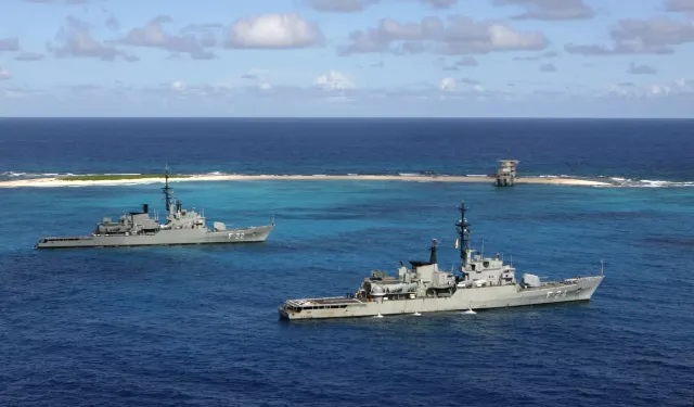 ABD gemilerine karşı gövde gösterisi