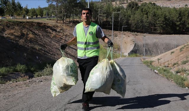 Gönüllü genç 105 gündür çevreyi temizliyor