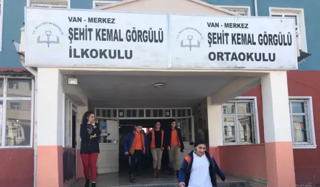 Van’da  okulda bıçaklı saldırı: 2 öğretmen yaralandı!