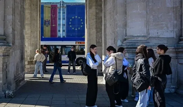 Moldova'da halk sandık başında...