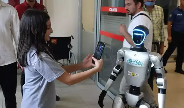 Robot Festman'a fahri kimlik belgesi