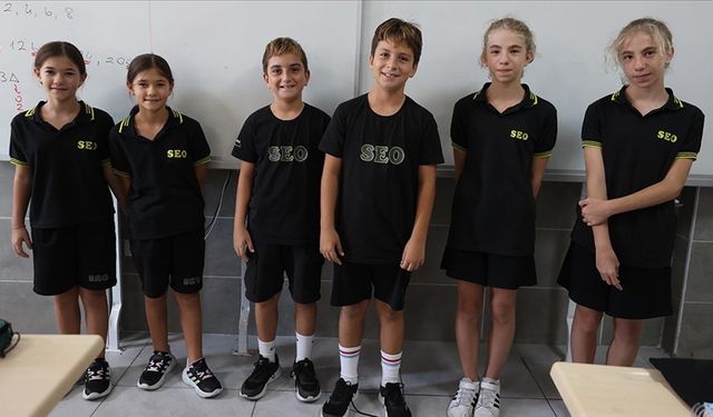 Aynı sınıfta 3 ikiz öğrenci eğitim görüyor