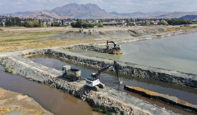 Van Gölü’nde dip çamuru temizliği sürüyor
