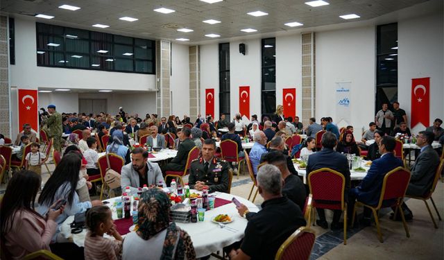 Hakkari'de gaziler onuruna yemek verildi