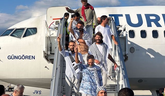 Aktivistleri taşıyan uçak İstanbul’a indi