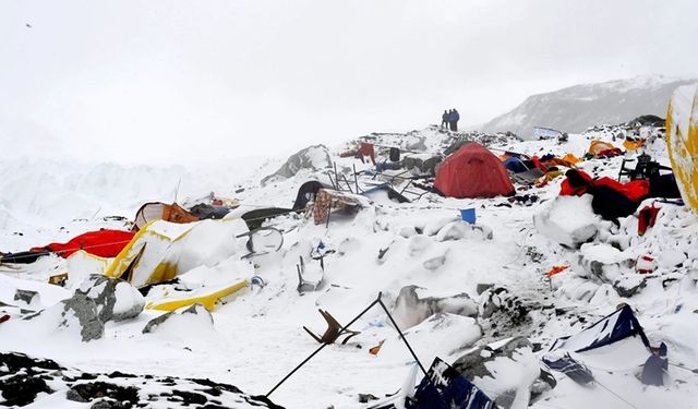 Everest Dağı’nda şiddetli kar fırtınası: Bin kişi kayıp