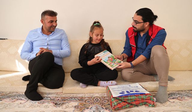 Derecik’te gönüllülerden sınırdaki öğrencilere destek
