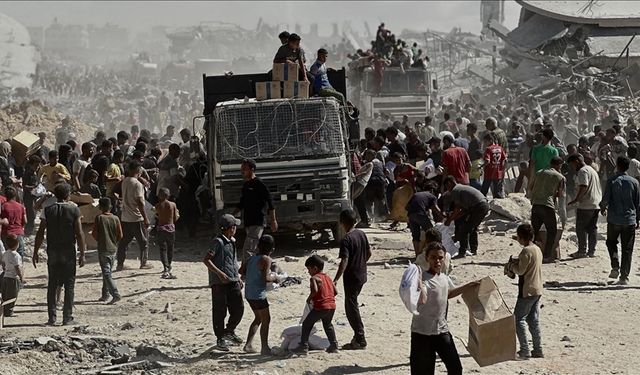 Gazze'ye insani yardım tırlarının girişi başladı