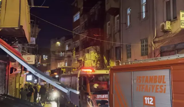 Kız isteme töreninde atılan havai fişek evi yaktı