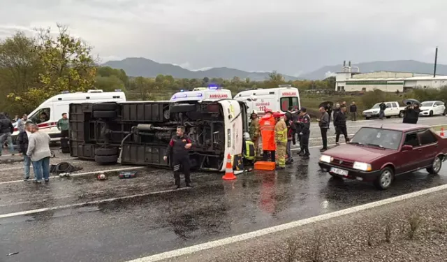 İşçi servis midibüsü devrildi: 1 ölü, 19 yaralı