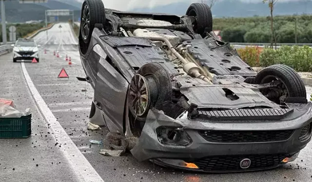 Su birikintisine giren otomobil takla attı