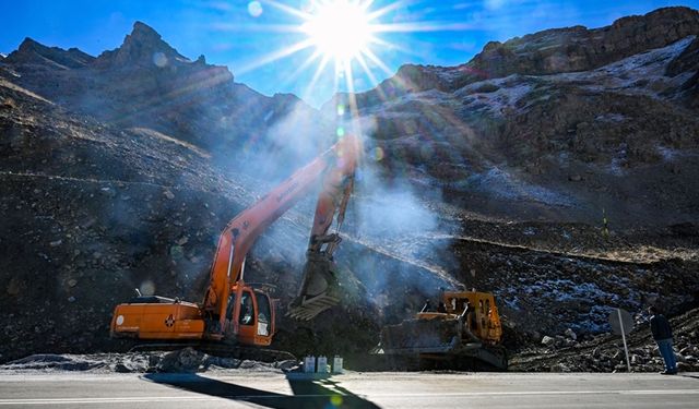Bahçesaray kara yolundaki çığ yataklarına ‘palyeli’ önlem