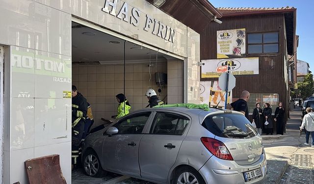 Otomobil ekmek fırınına girdi: 4 yaralı