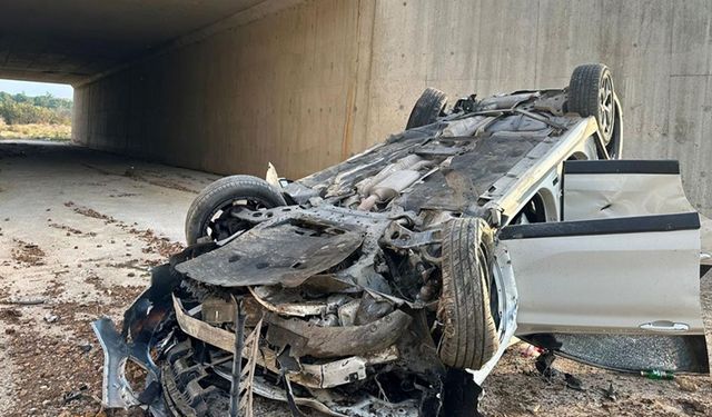 Otoyolu'nda otomobil şarampole devrildi