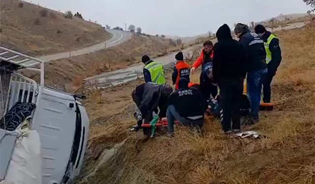 Elazığ'da devrilen kamyonetteki 3 kişi yaralandı