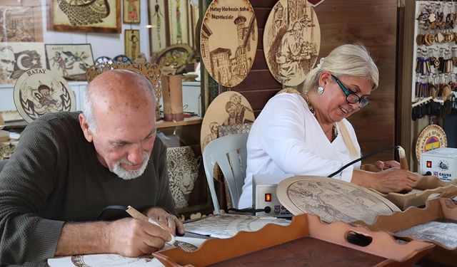 Hatay'ın ünlü mozaiklerini yakma yöntemiyle ahşaba işleniyor