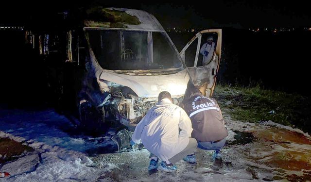 Araç sahibi, servis minibüsünü ateşe verdi