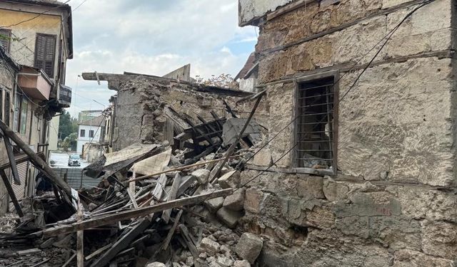 Yangında kullanılamaz hale gelen ev çöktü