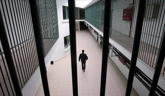 Cezaevinde 4 yaşındaki kızını duvara fırlattı