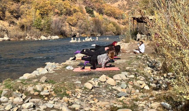 Munzur kıyısında doğayla iç içe pilates