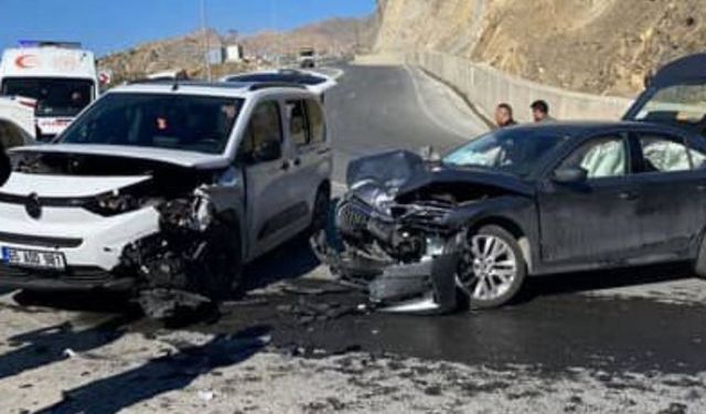 Hakkari'de kaza: 11 kişi yaralandı