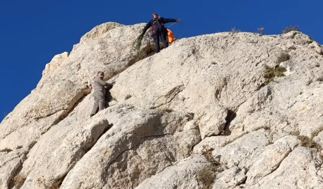 Van'da kayalıkta mahsur kan kişi kutarıldı