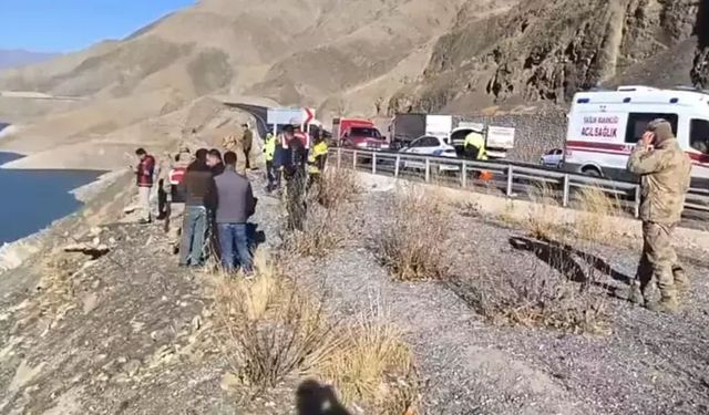 Hakkari  - Van yolunda kaza: Otomobil baraja uçtu