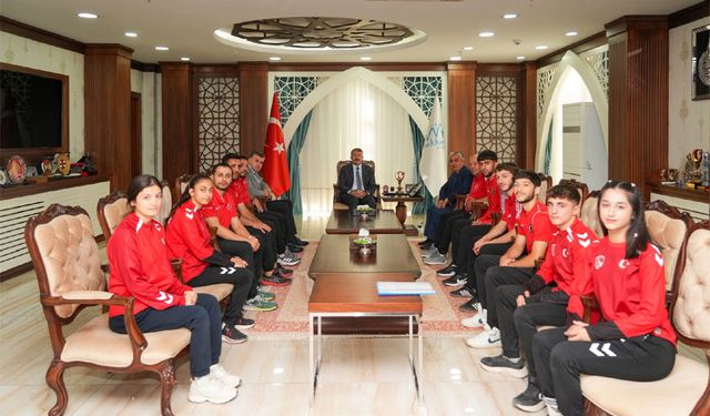 Hakkarili güreşçiler Vali Çelik'i ziyaret etti